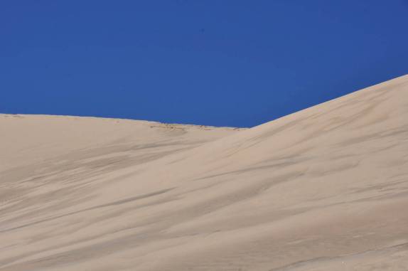 As belas Kelso Dunes, num dia ensolarado e gelado no deserto de Mojave, na Califórnia, nos Estados Unidos